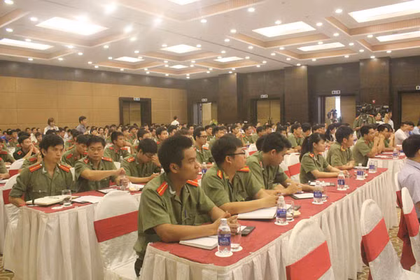 Các đại biểu thanh niên Công an dự diễn đàn. Ảnh Việt Hưng.
