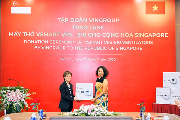 Phó Chủ tịch Tập đoàn Vingroup Lê Thị Thu Thủy trao tặng 200 máy thở cho bà Catherine Wong, Đại sứ Singapore tại Việt Nam.