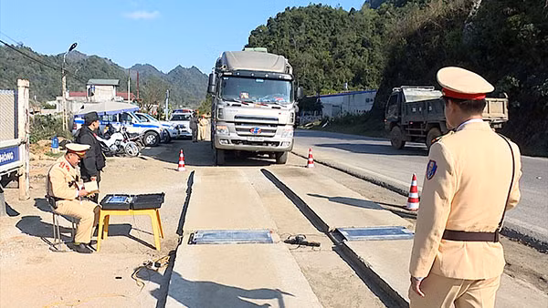 Lực lượng CSGT đưa xe vào cân tải.