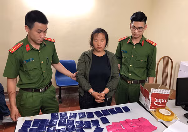 Đối tượng và tang vật tại cơ quan Công an.