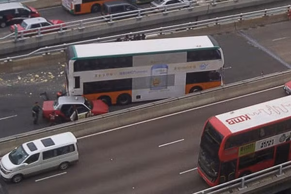 12 người đã được đưa đến bệnh viện sau một vụ tai nạn liên hoàn trên cao tốc ở Hồng Kông vào ngày 1-1-2020.