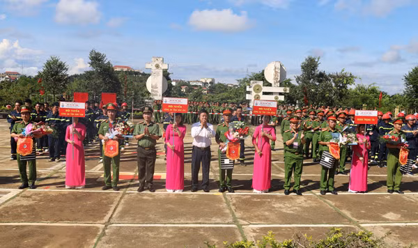 Trao cờ lưu niệm và hoa cho đại diện các đội dự thi.