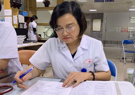 Đại tá, bác sĩ Lại Lan Phương, Trưởng Khoa Tim mạch - Nội tiết Bệnh viện Y học cổ truyền (Bộ Công an).