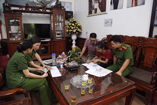 Công an phường Đồng Quang, thành phố Thái Nguyên thu thập, bổ sung thông tin tại khu dân cư.