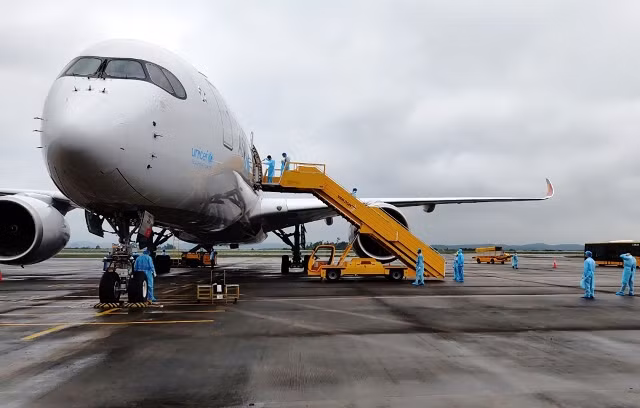 Máy bay chở chuyên gia Hàn Quốc hạ cách tại sân bay Vân Đồn.