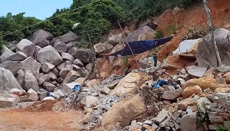Một lán trại sơ sài làm chỗ nghỉ của phu làm đá. Một lán trại sơ sài làm chỗ nghỉ của phu làm đá.
