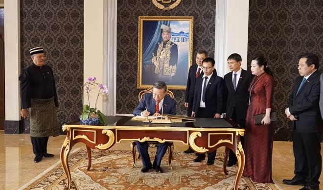 Bộ trưởng Tô Lâm lưu bút tại Cung điện Istana Negara Kuala Lumpur.