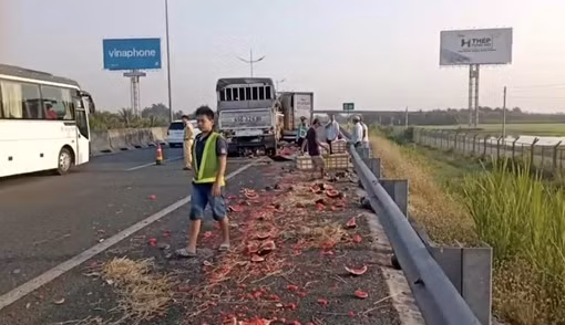 Hai ôtô tải đối đầu, QL14B ùn ứ gần 3 giờ đồng hồ ảnh 4