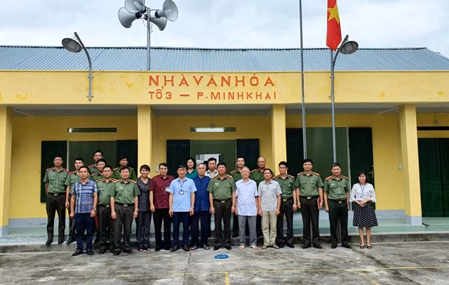 Lãnh đạo Công an tỉnh và các đơn vị liên quan chụp ảnh lưu niệm cùng cấp ủy, chính quyền phường và đại diện nhân dân tổ 3, phường Minh Khai.
