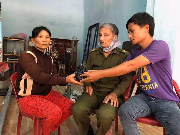 Anh Duy trao trả lại tài sản cho gia đình anh Phúc. Anh Duy trao trả lại tài sản cho gia đình anh Phúc.