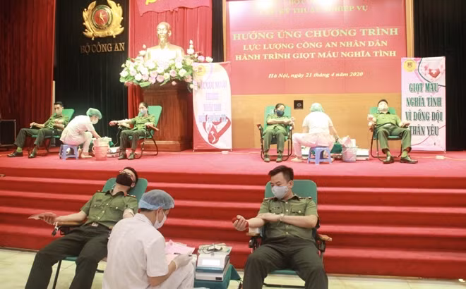 Một số hình ảnh tại chương trình hiến máu tình nguyện của CBCS Cục Kỹ thuật nghiệp vụ.