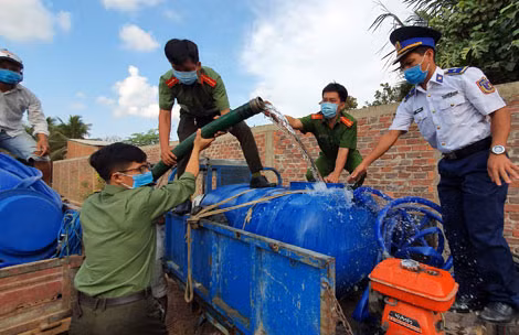 Đoàn viên thanh niên Công an tỉnh Bến Tre phát nước ngọt miễn phí cho người dân vùng hạn mặn.