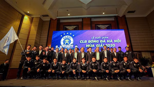 Ban lãnh đạo, huấn luyện viên cùng các cầu thủ của CLB bóng đá Hà Nội mùa giải 2020. Ban lãnh đạo, huấn luyện viên cùng các cầu thủ của CLB bóng đá Hà Nội mùa giải 2020.