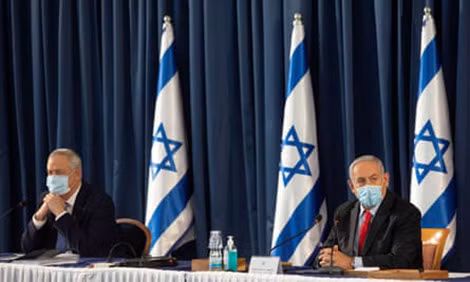 Ông Benny Gantz và ông Netanyahu trong cuộc họp nội các hôm 28-6.