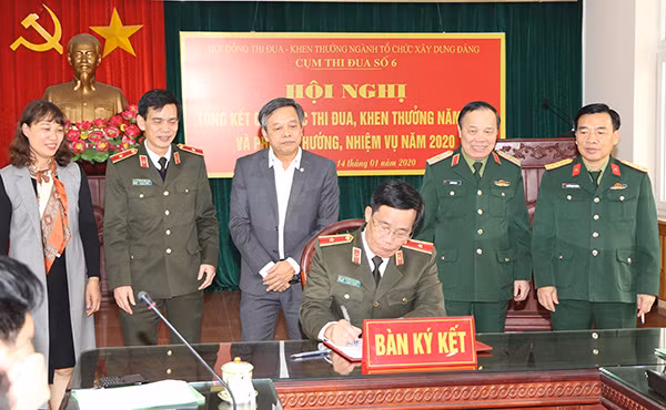 Đại diện lãnh đạo các đơn vị ký kết giao ước thi đua năm 2020.