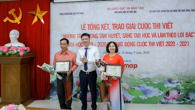 Ông Triệu Ngọc Lâm (giữa) Tổng Biên tập Báo Giáo dục & Thời đại trao giải cho các đơn vị xuất sắc. Ông Triệu Ngọc Lâm (giữa) Tổng Biên tập Báo Giáo dục & Thời đại trao giải cho các đơn vị xuất sắc.
