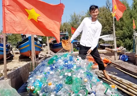 Ngư dân trẻ ra biển vớt rác thải