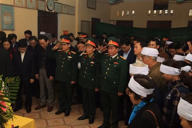 Gia đình, bè bạn và đồng đội viếng liệt sĩ Đỗ Văn Triệu.