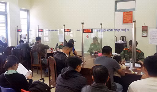 Cơ quan Công an làm thủ tục cấp hộ chiếu cho công dân.