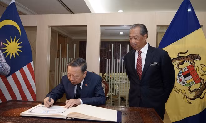 Bộ trưởng Tô Lâm lưu bút tại Bộ Nội vụ Malaysia.