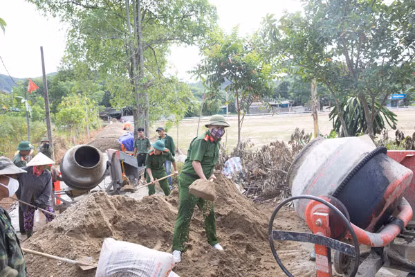 Các lực lượng đã hoàn thành trên 200m đường giao thông nông thôn...