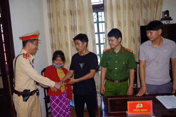 Cán bộ CSGT Công an Hà Nam phối hợp với Công an xã Minh Thuận đưa người bị lạc về với gia đình.