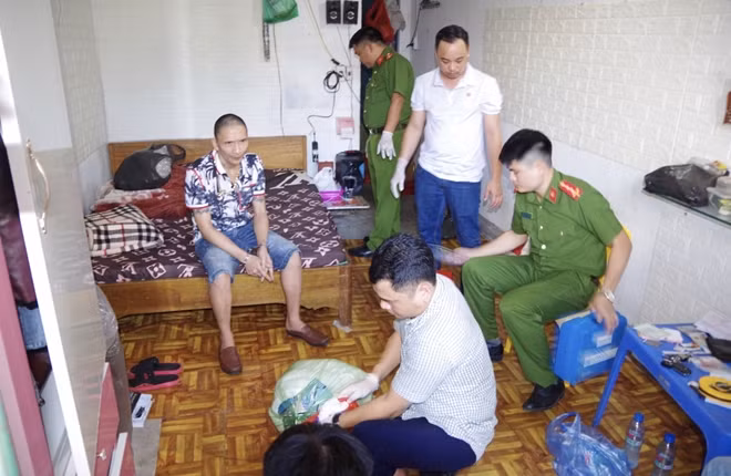 Công an thành phố Hà Giang tiến hành khám xét khẩn cấp nơi ở của Nguyễn Tiến Thành (áo hoa).