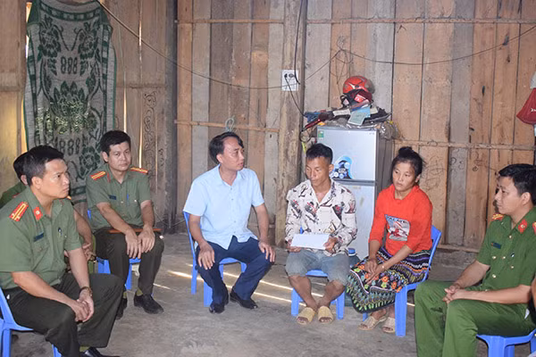 Đoàn công tác thăm hỏi, chia buồn với gia đình các nạn nhân. Đoàn công tác thăm hỏi, chia buồn với gia đình các nạn nhân.