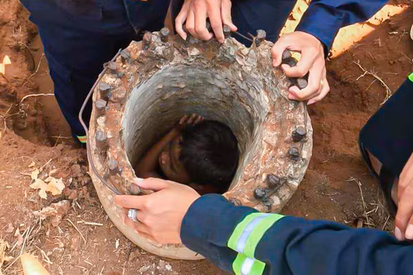 Cháu Phong bị mắc kẹt trong tư thế ngồi thẳng.