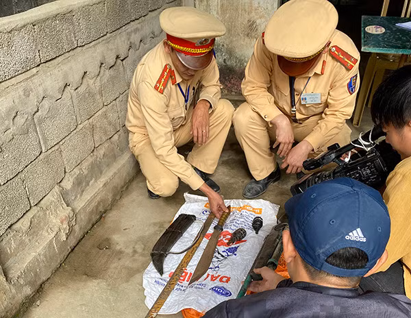 Phòng Cảnh sát giao thông tiếp nhận số vũ khí của người đến giao nộp.