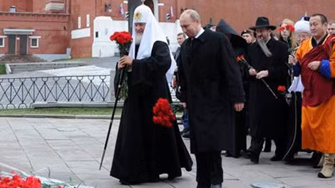 Tổng thống Putin cùng đại diện Giáo hội Chính Thống và các tôn giáo khác đặt hoa bên tường Điện Kremlin. Tổng thống Putin cùng đại diện Giáo hội Chính Thống và các tôn giáo khác đặt hoa bên tường Điện Kremlin.
