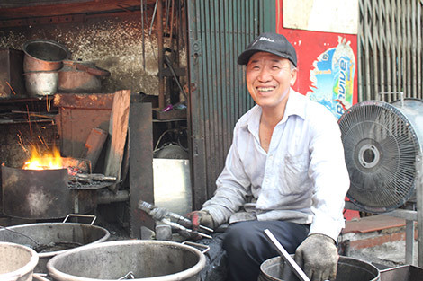 Chú Hùng là thợ rèn duy nhất còn trụ lại ở phố Lò Rèn.