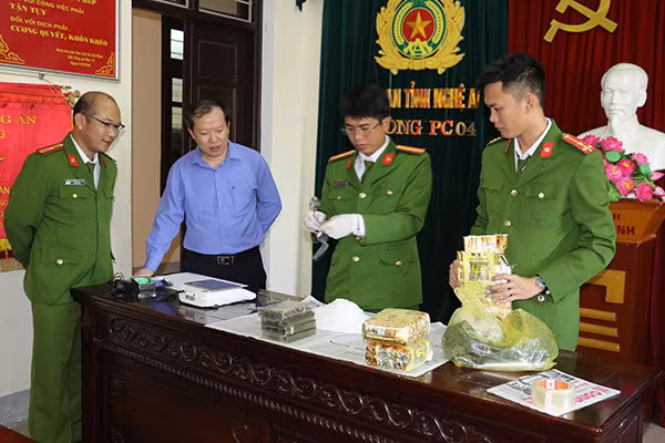 Lực lượng chức năng lấy mẫu giám định chất ma túy.