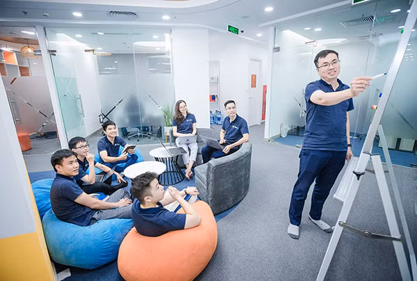 Các kỹ sư sẽ được đào tạo trong 1 năm, được Tập đoàn Vingroup tuyển dụng và đãi ngộ như nhân viên chính thức với mức thu nhập cạnh tranh. Các kỹ sư sẽ được đào tạo trong 1 năm, được Tập đoàn Vingroup tuyển dụng và đãi ngộ như nhân viên chính thức với mức thu nhập cạnh tranh.