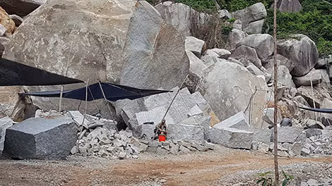 Một bãi đá của xã Ea Bia. Một bãi đá của xã Ea Bia.