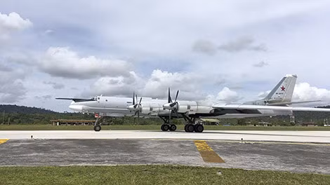 2 máy bay ném bom chiến lược Tu-95MS của Nga tại sân bay Frans Kaisiepo ở Biak thuộc tỉnh Papua, Indonesia.