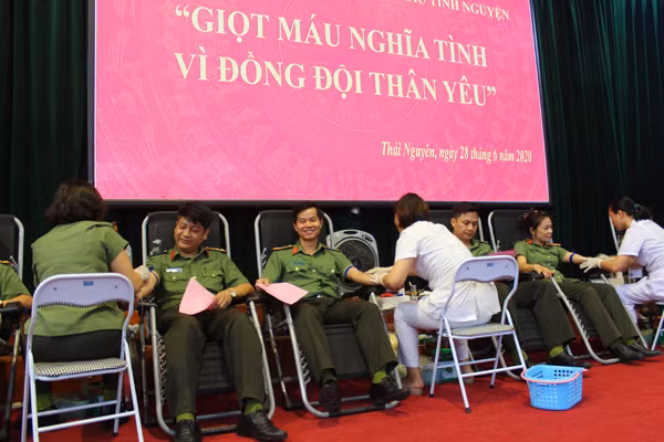Hình ảnh tại buổi hiến máu.
