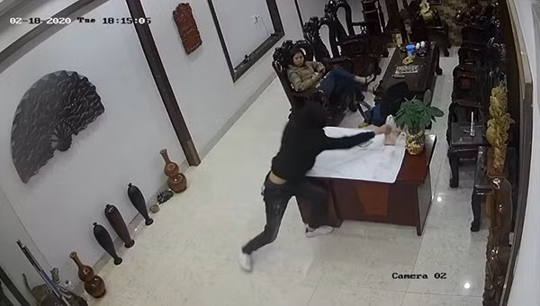 Đối tượng Đông qua camera giám sát ghi lại tại nhà chị Hà, khu 2 phường Thạch Khôi khi đối tượng vào cướp túi xách.