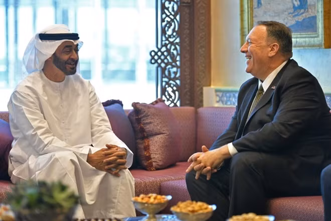 Ngoại trưởng Mỹ Mike Pompeo (phải) gặp Thái tử Abu Dhabi Mohammed bin Zayed al-Nahyan tại Abu Dhabi, Các Tiểu vương quốc Ảrập Thống nhất (UAE).