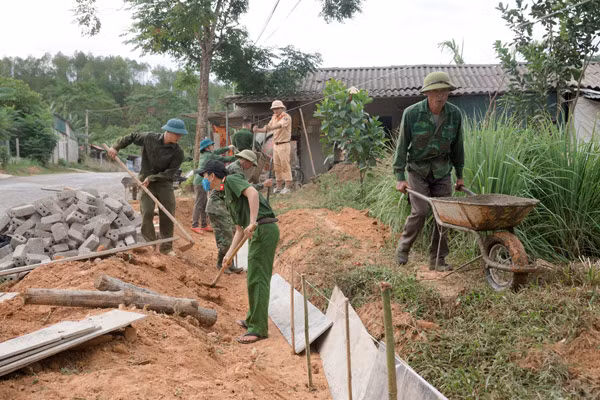 ...và xây dựng được trên 100m tường rào nhà dân thôn Lâm Đồng