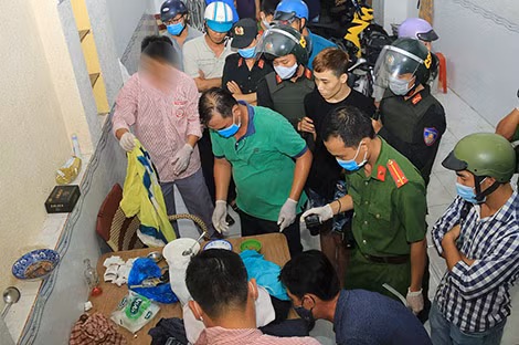 Lực lượng chức năng kiểm tra tang vật.