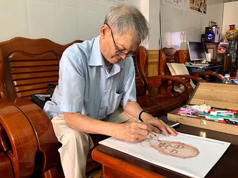 Ông Ngọc vẽ chân dung Bác Hồ.