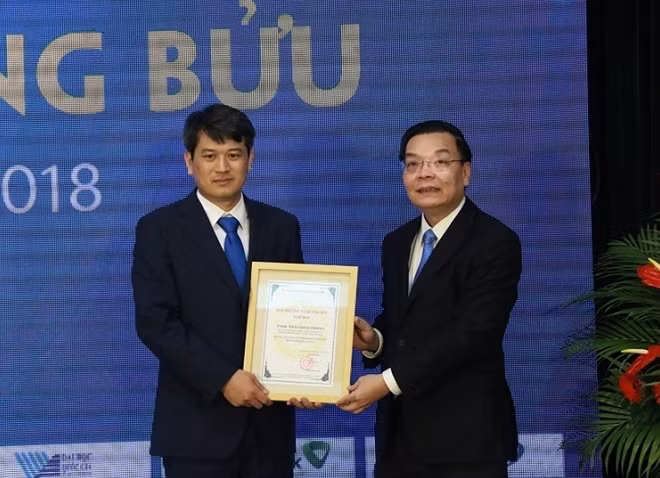 TSKH Trần Đình Phong nhận bằng khen do Bộ trưởng Bộ Khoa học và Công nghệ Chu Ngọc Anh trao. Ảnh: Thanh Hùng.