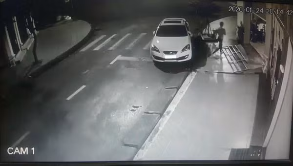 Một số ảnh cắt ra từ camera ghi lại cảnh đối tượng vào nhà dân, cửa hàng để cướp tài sản.