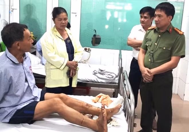 Lãnh đạo các đơn vị trên địa bàn đến thăm hỏi, động viên Công an viên Phạm Trung Kiền bị thương trong khi làm nhiệm vụ.