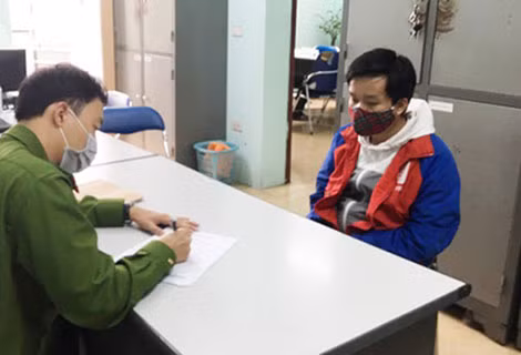 Công an TP Hà Nội lấy lời khai một shipper "chuyển nghề" cướp giật.