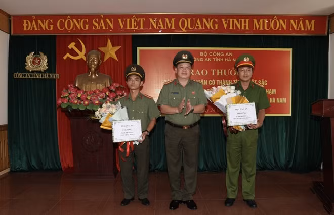 Đại tá Nguyễn Quốc Hùng, Giám đốc Công an tỉnh trao thưởng cho các tập thể.