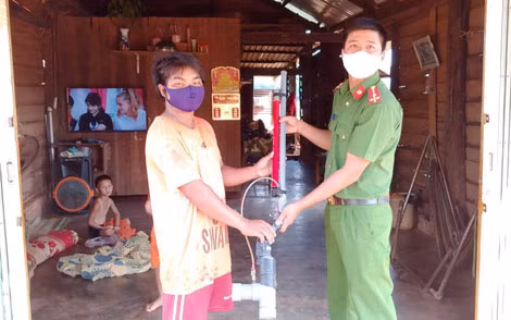 Người dân huyện Cư Jút tự nguyện giao nộp súng tự chế cho lực lượng Công an.