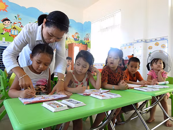 Nữ tu Lê Thị Thà dạy cho các cháu nhỏ học vẽ.