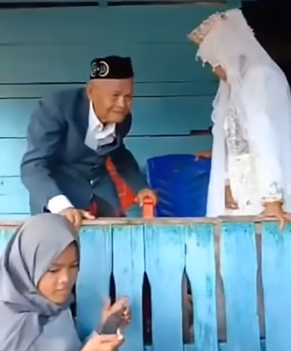 Đám cưới diễn ra tại nhà cô dâu.